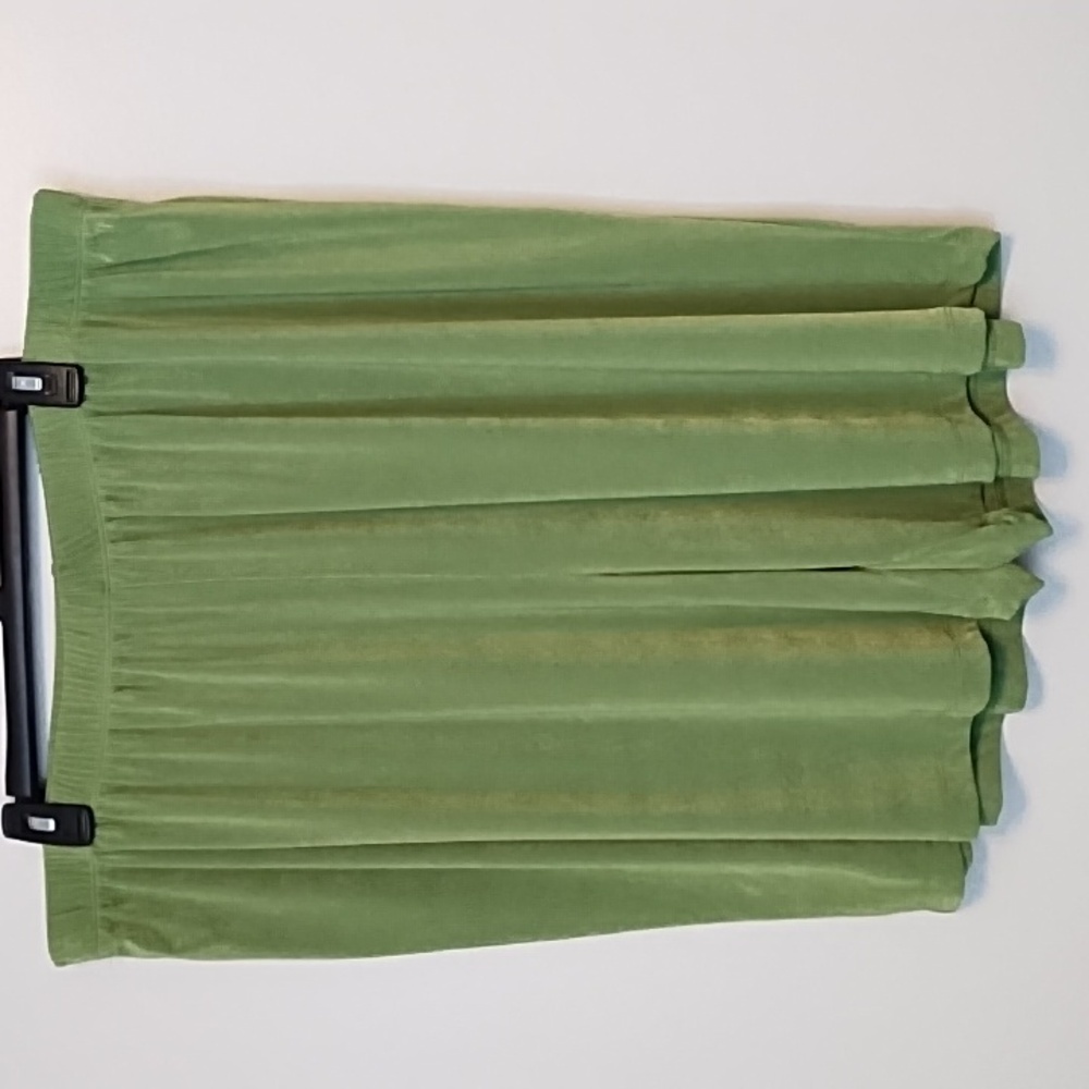 4/$16- NWOT-Carolyn Strauss 2 piece matching green shirt and shorts - Picture 3 of 12
